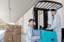 リーチフォークを使用したプラスチック製品の入出庫作業スタッフ