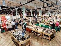 道の駅の市場のレジ　品出し