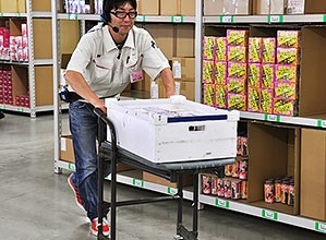 パッケージメディアの商品加工・梱包スタッフ