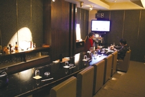 学生さんのバイトデビューを応援！　カウンター内でママのお手伝い