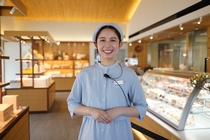 お菓子の販売スタッフ