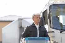 3ｔ車でのスーパーへの青果類の配送ドライバー