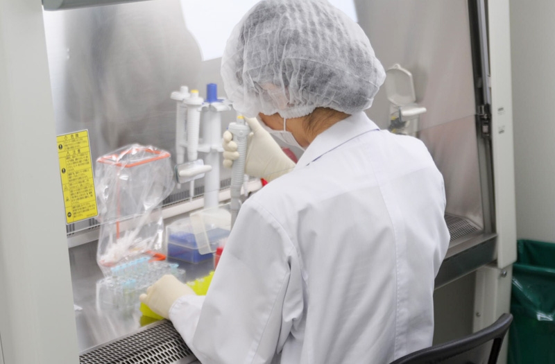 食品加工工場での微生物検査