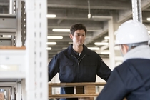 中間処理場での粗大ごみの積み下ろし作業スタッフ