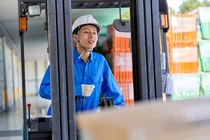 フォークリフトでの一般貨物の仕分けや移動作業スタッフ