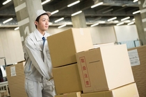 一般貨物の仕分け作業スタッフ