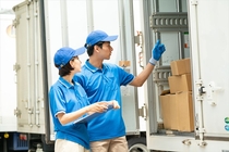 4ｔ車でのスーパーへの食品配送ドライバー