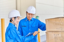 工場内での建設系産業廃棄物の分別作業スタッフ