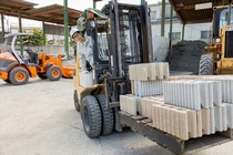 倉庫内でのリーチフォークを使用した荷受け搬送スタッフ