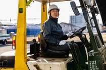 廃棄ケーブル運搬のフォークリフトオペレーター