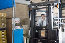 フォークリフトを使用したプラスチック原料の移動作業スタッフ