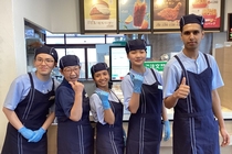 ハンバーガーショップでの接客スタッフ