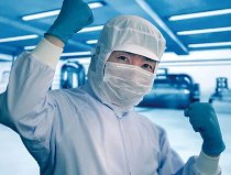 パン製造工場での包装・仕分けスタッフ