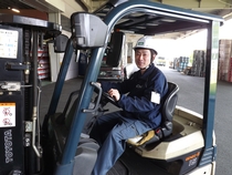 常温倉庫で食品のリフト入出庫