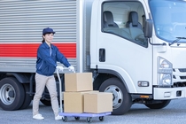 4ｔ車でのスーパーへの冷凍食品配送ドライバー