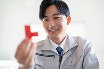 壁紙製造の機械オペレーター補助作業