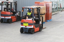 フォークリフトでのパレット運搬