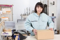 センター内での産業廃棄物の仕分け作業スタッフ