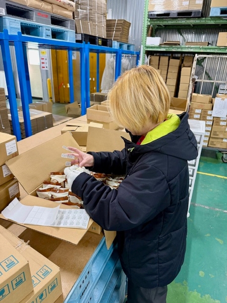 倉庫でシール張りスタッフ