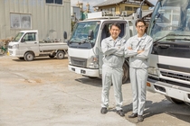 大型車での企業への雑貨の集配ドライバー