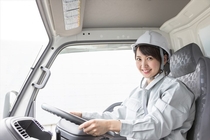 大型車での構内での雑貨などの横持配送ドライバー
