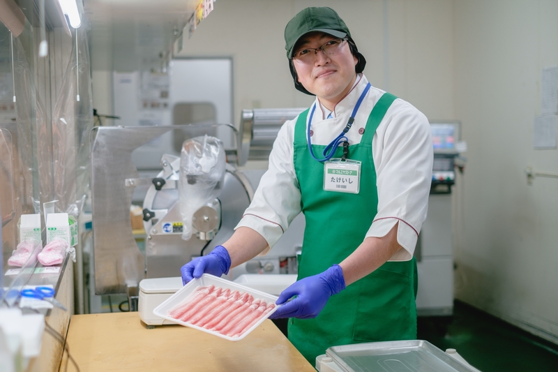 スーパーでの精肉部門スタッフ