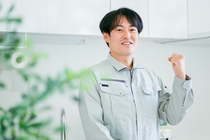 材料を機械へ投入・フォークリフトで運搬