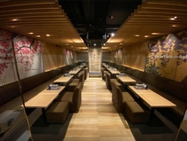 ラウンジでのホール配膳スタッフ