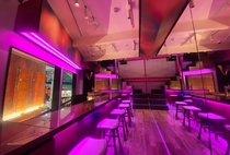 BARでのホール配膳スタッフ