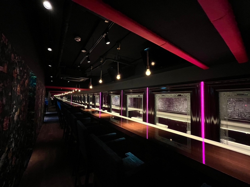 BARでのホール配膳スタッフ