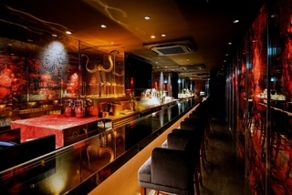 BARでのホール配膳スタッフ