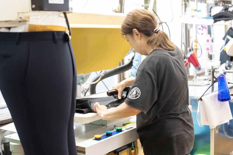 衣類クリーニング工場のスタッフ