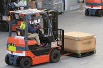 フォークリフトでの入出荷、トラックからの荷下ろし・積込み