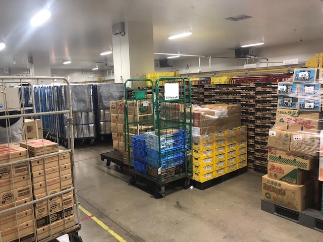 物流センターの食品仕分けスタッフ