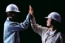 工場内での金属加工