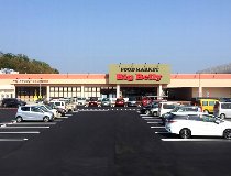 食品スーパーで魚の調理とパック詰め