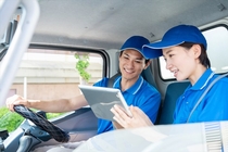 一般ごみと粗大ゴミ回収の助手スタッフ