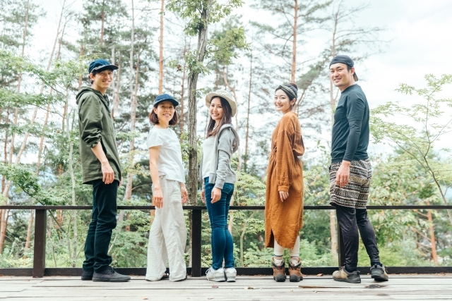 製品を棚や箱に移載・検査