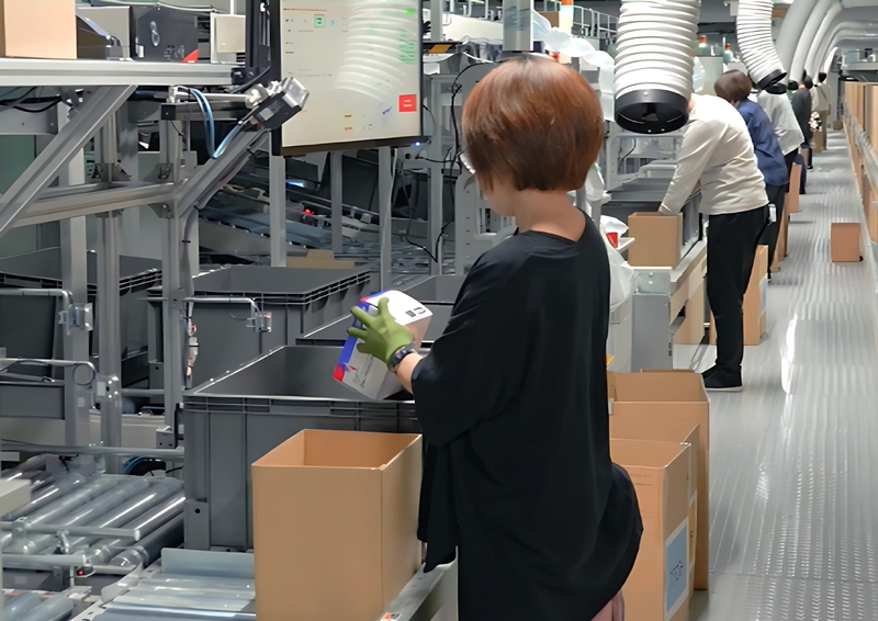 朝からの物流センターでの出荷・補充作業