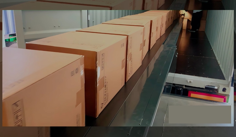 物流センターでコンテナの荷物を取り出す作業