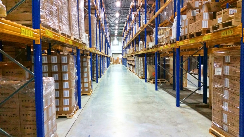 物流センターでのフォークリフトオペレーター