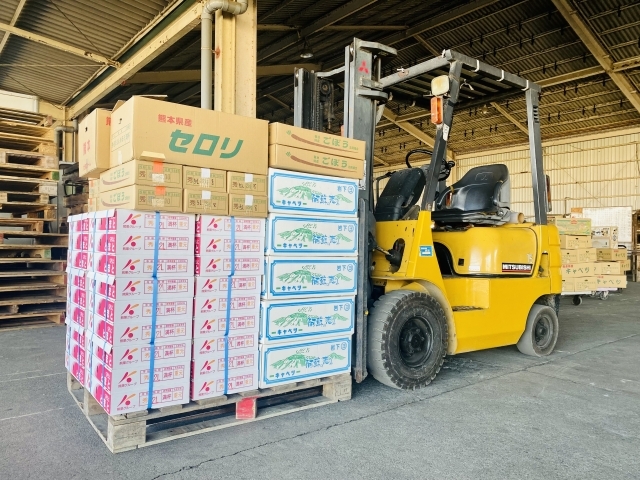 フォークリフトでの出荷準備