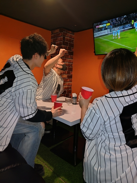 スポーツ・アミューズメントBARのホールスタッフ