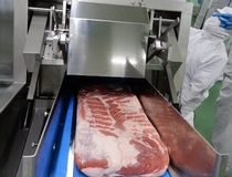 加工センターでの食肉加工スタッフ