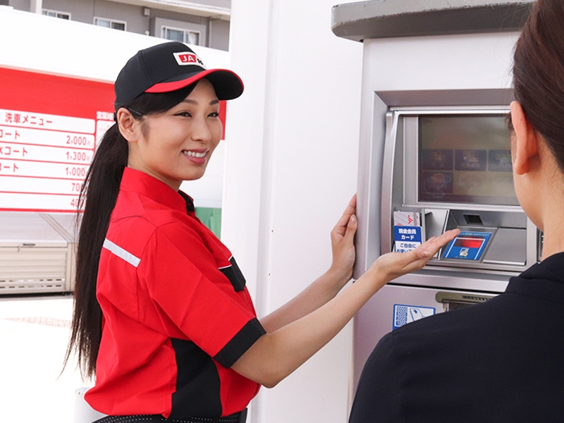 セルフガソリンスタンドでの接客スタッフ