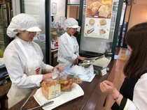 パン屋さんのパン販売スタッフ