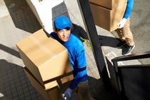 一般ごみと粗大ゴミ回収の助手スタッフ