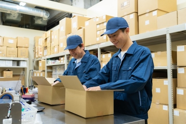 加工製品の運搬作業スタッフ