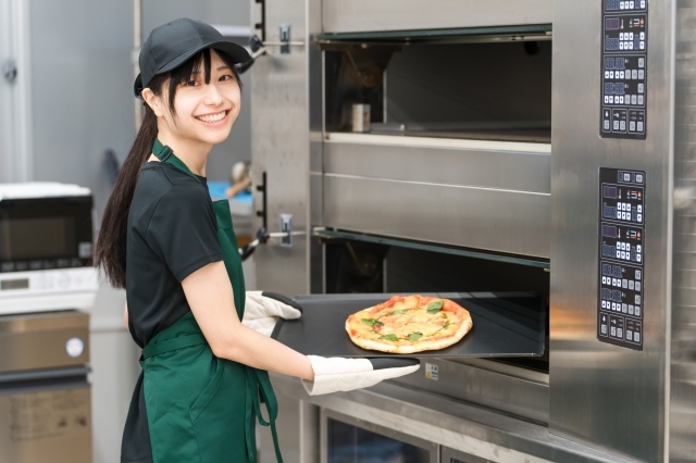 スーパーでの惣菜・ピザの調理・パック詰め