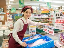 スーパーでの刺身・巻き寿司のパック詰め